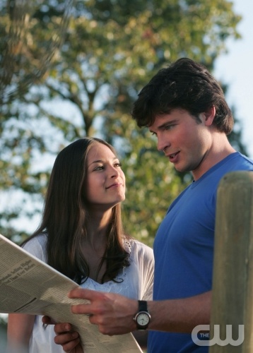 TheCW Staffel1-7Pics_109.jpg - "Action"--  Pictured (L-R)  Kristin Kreuk as Lana Lang and Tom Welling as Clark Kent  in SMALLVILLE, on The CW Network.  Photo: Michael Courtney/The CW © 2007 The CW Network, LLC. All Rights Reserved.